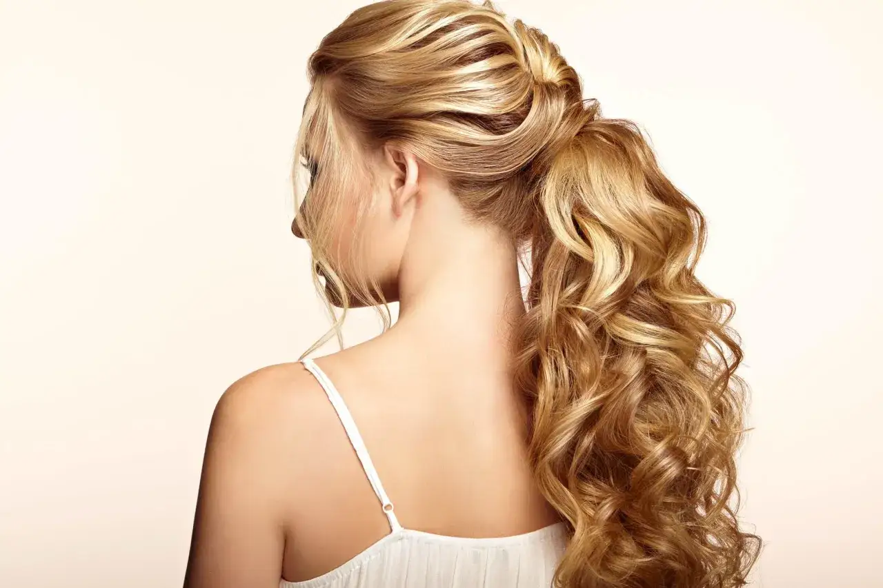 Eleganckie upięcie włosów długich, blond loki spływają kaskadą.
