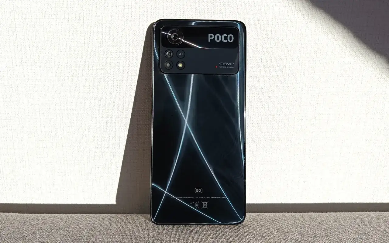 Czarny tył telefonu POCO X4 z modułem aparat&oacute;w 108MP i logo POCO. Błyszcząca powierzchnia odbija światło.
