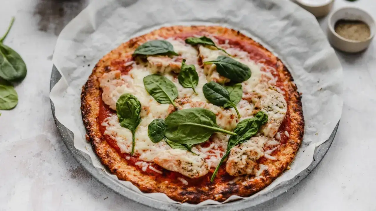 dietetyczna pizza z kalafiora kurczakiem szpinakiem