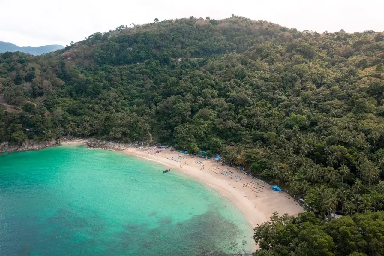 Piękna plaża na Phuket, idealna na wakacje. Kiedy jechać, by cieszyć się słońcem i turkusową wodą?