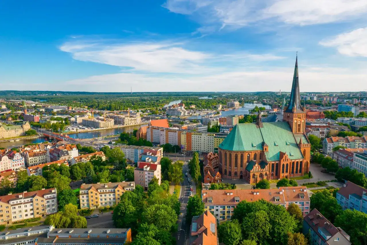 Widok na Szczecin z imponującą katedrą i rzeką. Idealne miejsce, by zobaczyć w Szczecinie piękną architekturę i zieleń.