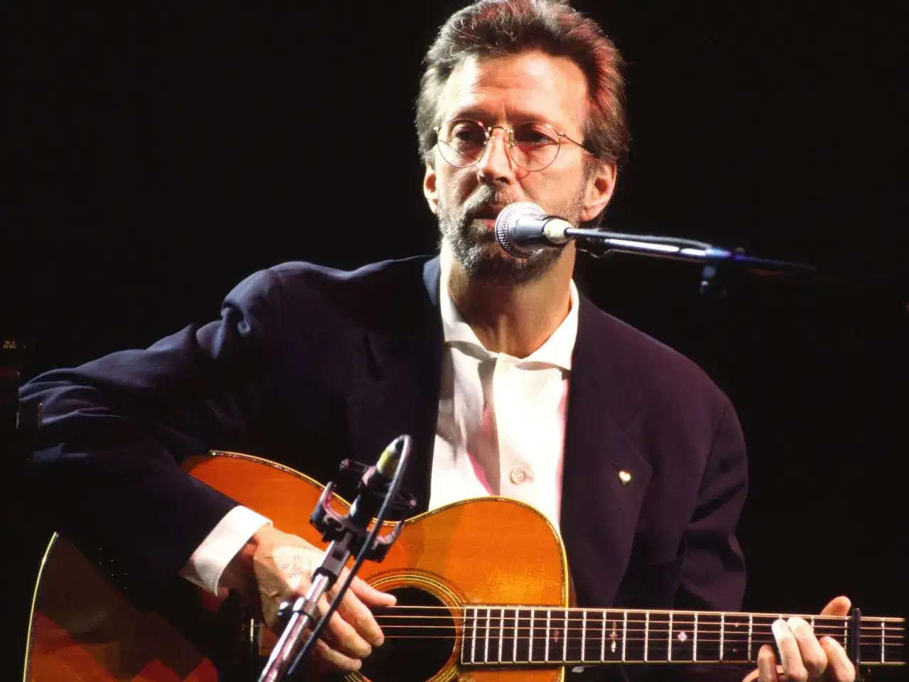 Eric Clapton gra na gitarze, a jego muzyka wywołuje łzy w niebie.