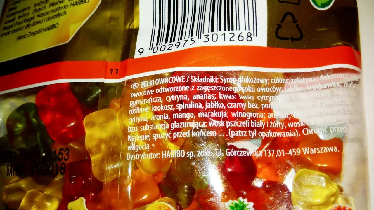 Opakowania żelk&oacute;w Haribo z widocznymi etykietami i oznaczeniami