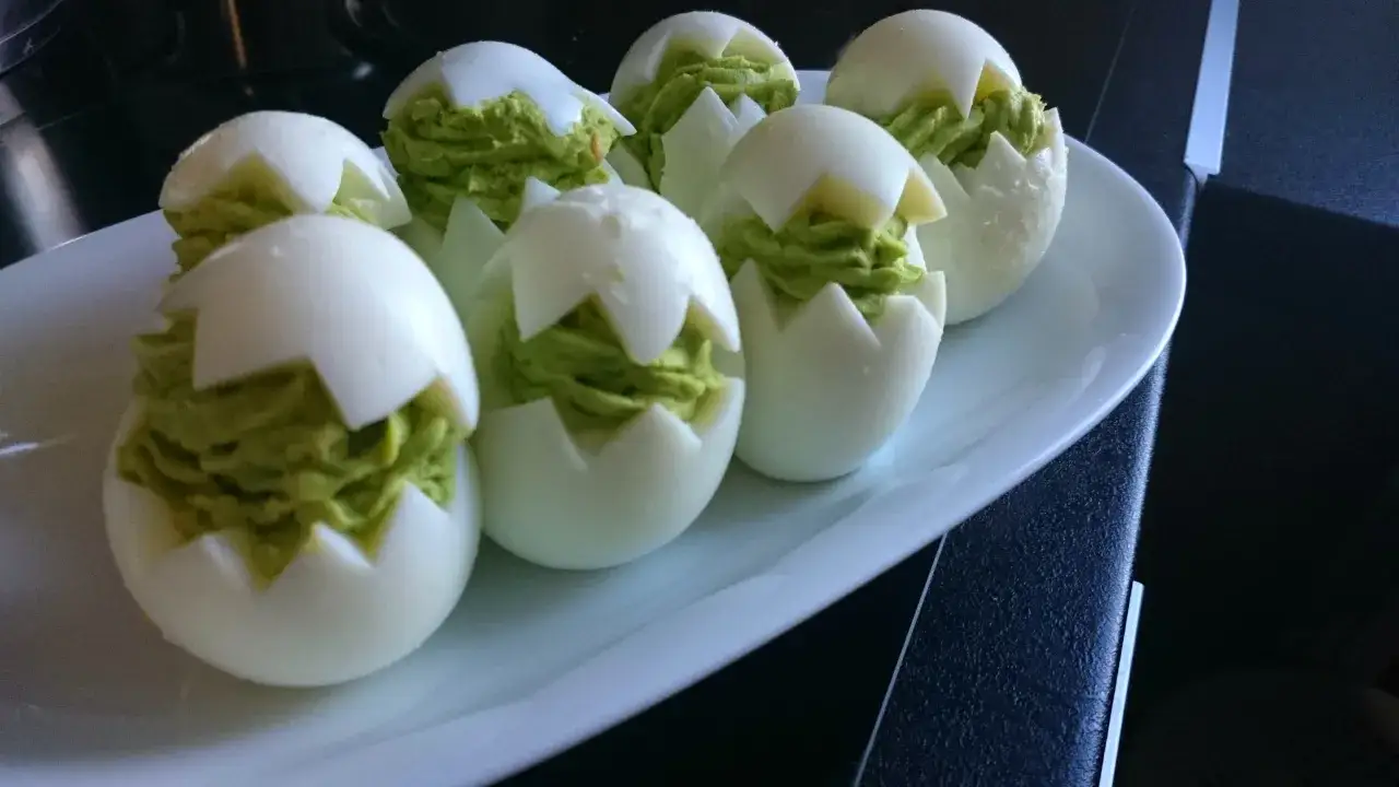 Faszerowane jajka z zielonym kremem, idealne na przekąskę. Zainspiruj się 14 przepisami na jajka faszerowane!