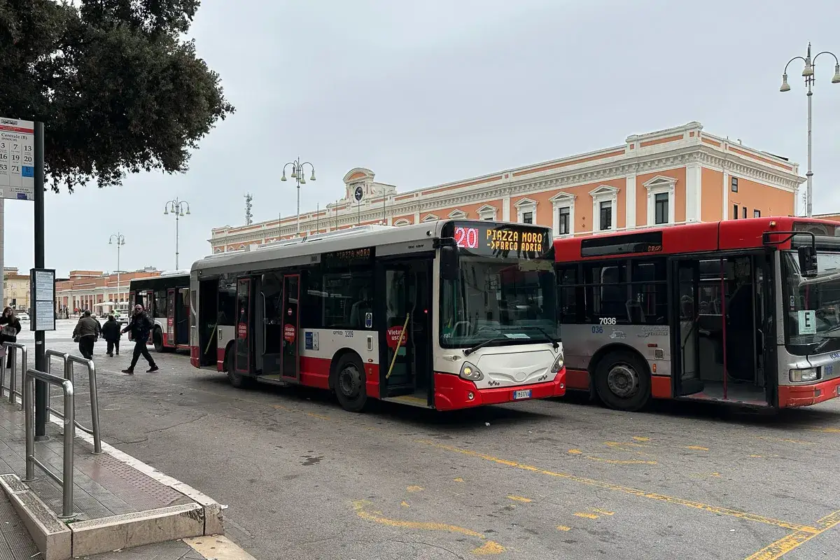 Autobusy komunikacji miejskiej w Bari czekają na pasażer&oacute;w. Jeden z nich jedzie do Piazza Moro.