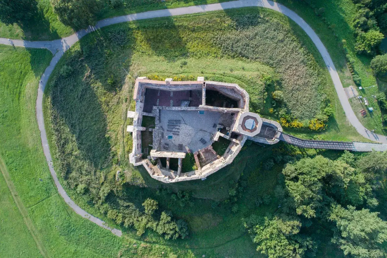 Ruiny zamku w Siewierzu widok z lotu ptaka