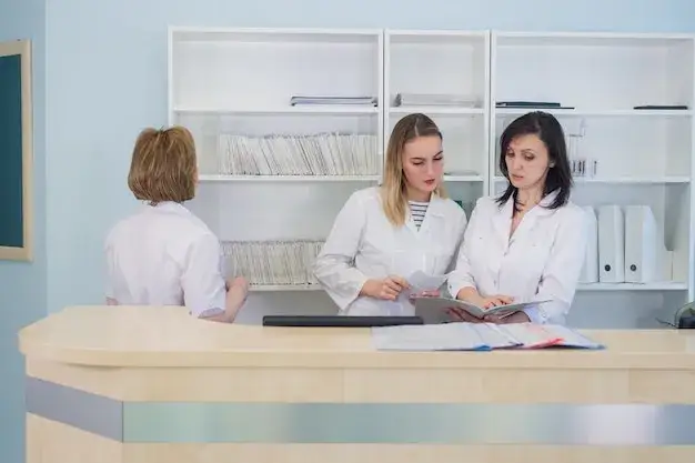 Dyrektor szpitala lub lekarz rozmawiający z personelem medycznym