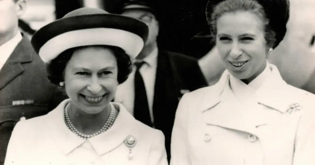 Królowa Elżbieta II i jej córka, księżniczka Anna, siostra Karola III, uśmiechają się do aparatu.