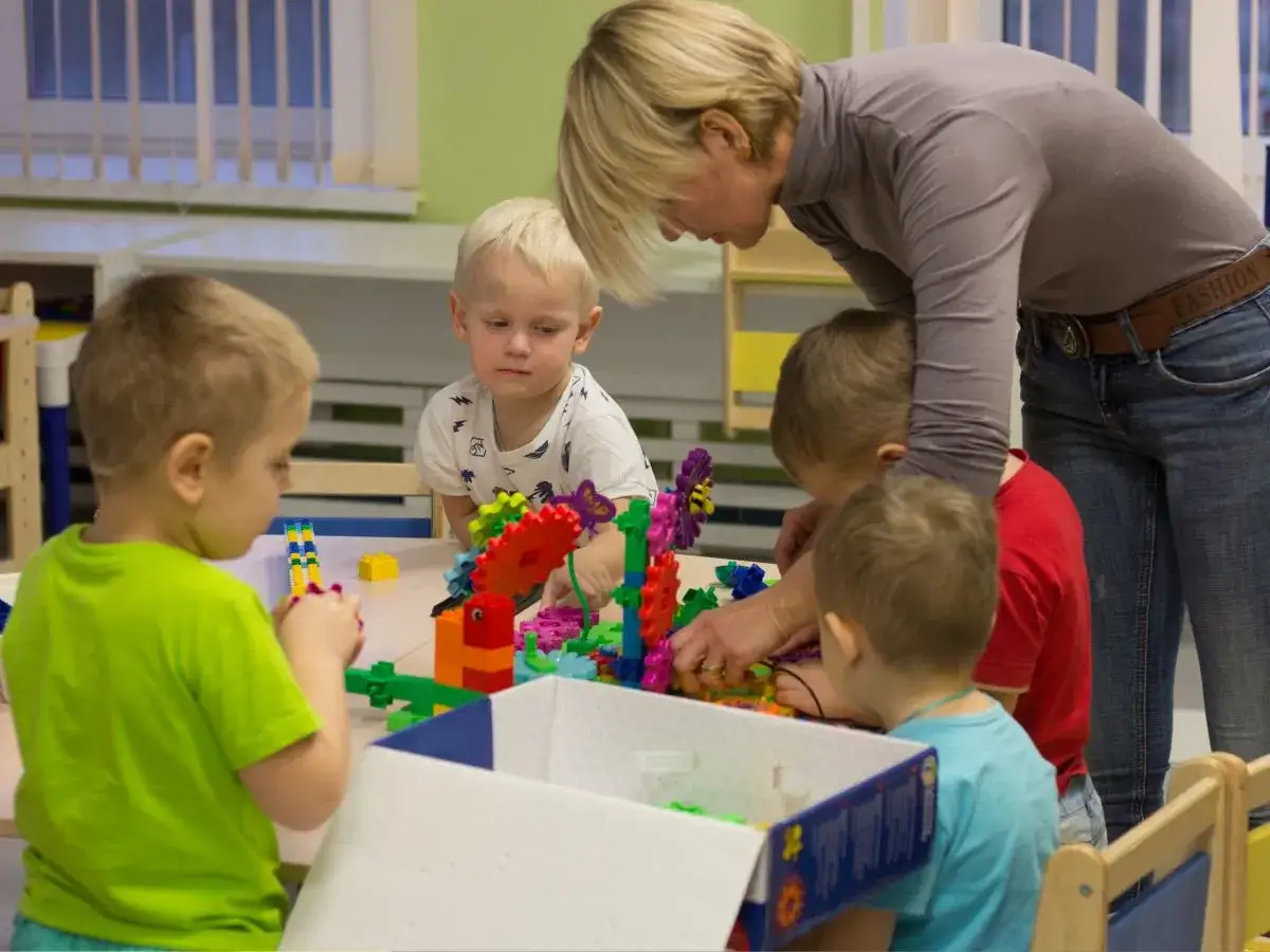 Dzieci w przedszkolu pracujące nad projektem edukacyjnym