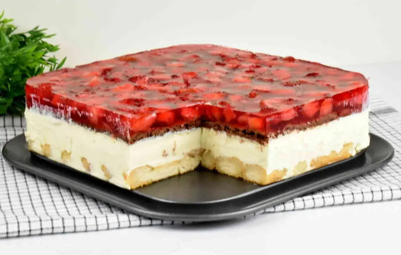 Sernik z wiaderka na biszkoptach z galaretką truskawkową. Pyszny deser, który łatwo zrobić!