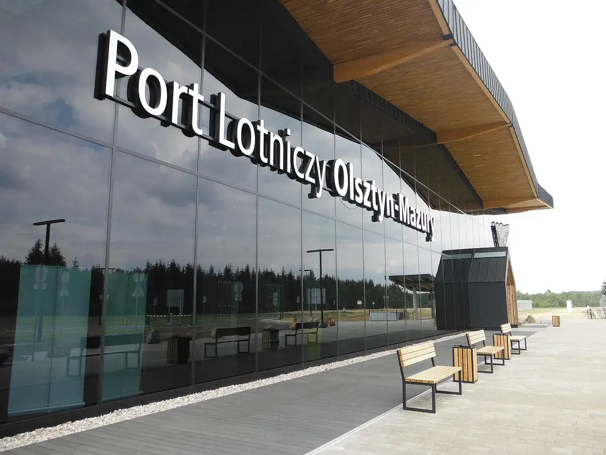 Port Lotniczy Olsztyn-Mazury terminal z zewnątrz