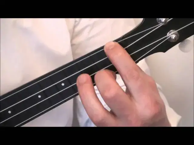 Zdjęcie Jak zagrać e mol na ukulele? Poznaj ten ważny akord krok po kroku
