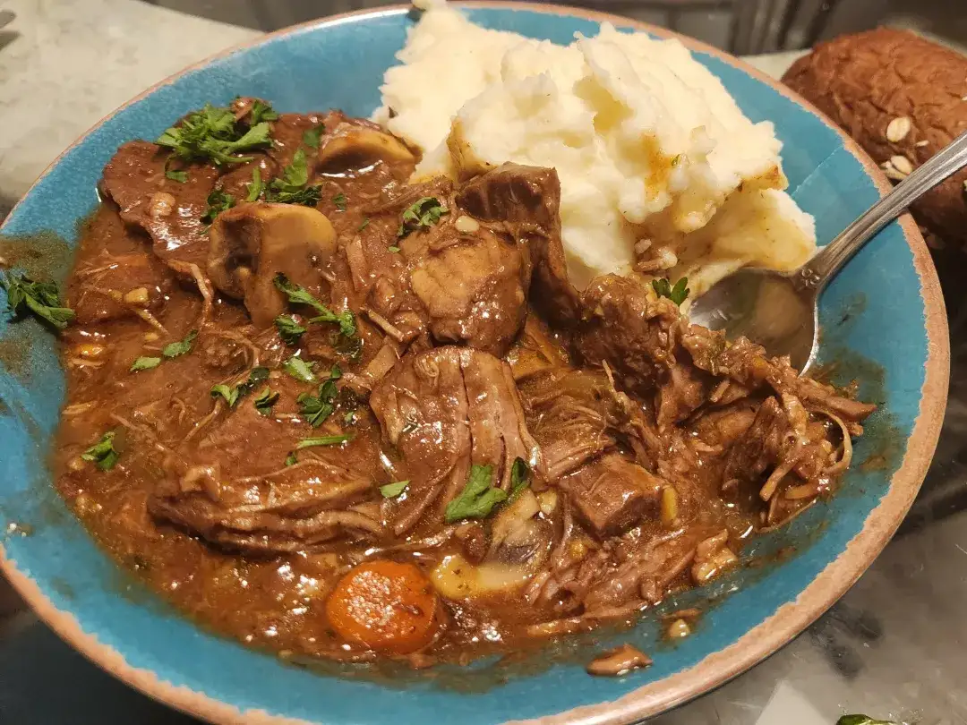 Wołowina po burgundzku z puree ziemniaczanym