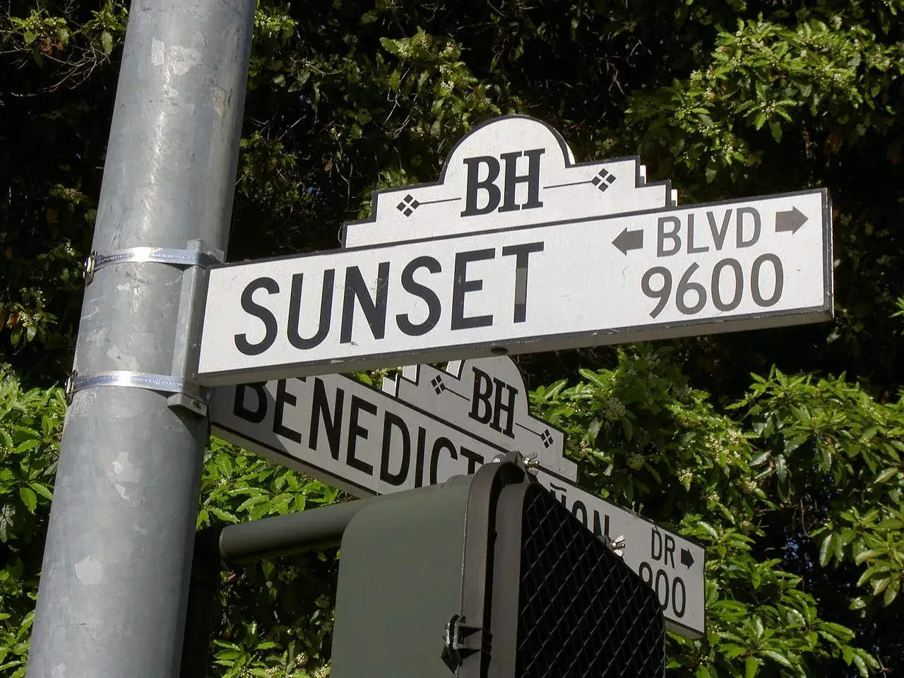 Znaki uliczne Sunset Blvd i Benedict Canyon Dr. wskazują, gdzie leży Hollywood.