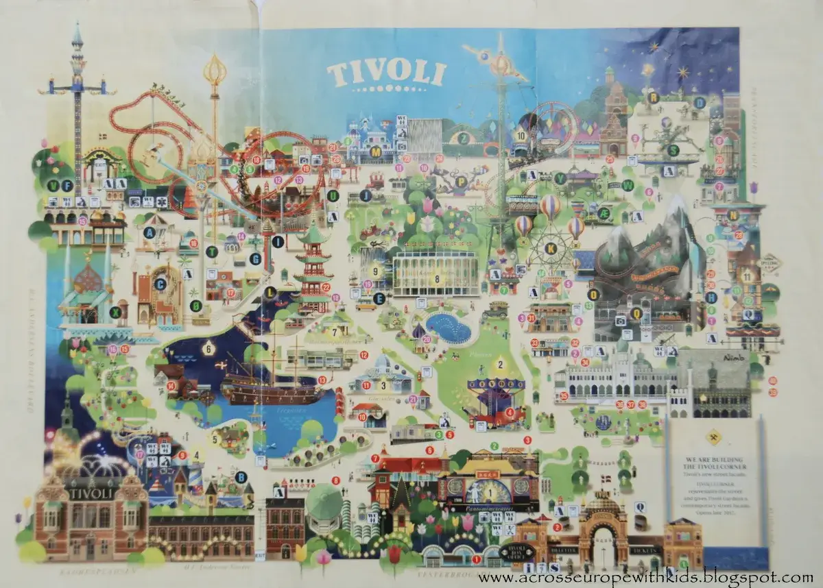 Kolorowa mapa parku rozrywki Tivoli w Kopenhadze, z widokiem na karuzele, kolejki górskie i orientalne budowle.