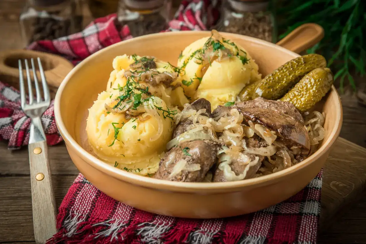 Tradycyjne dania kuchni kaszubskiej: śledź, gęsina, plince