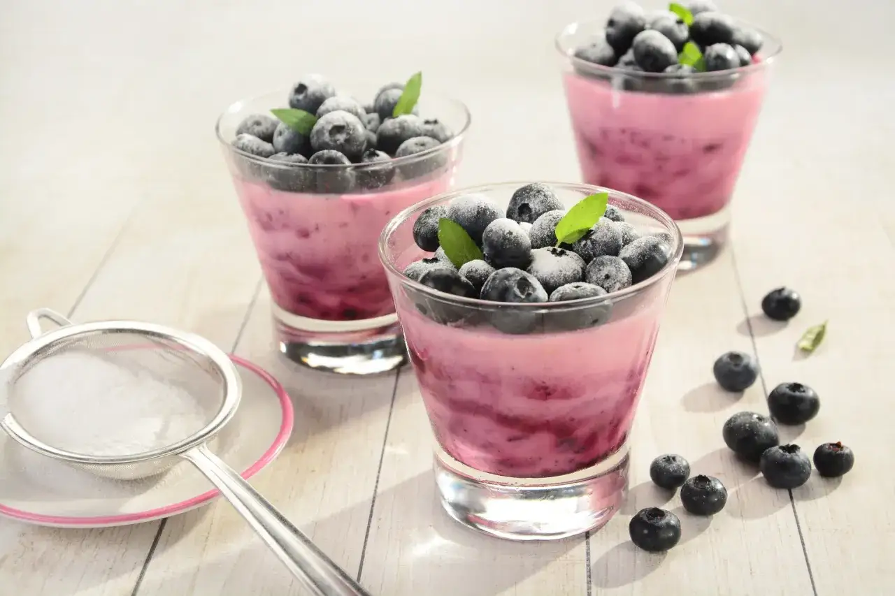 Pyszne desery z jogurtów owocowych z jagodami i miętą. Idealne na letnie popołudnie.