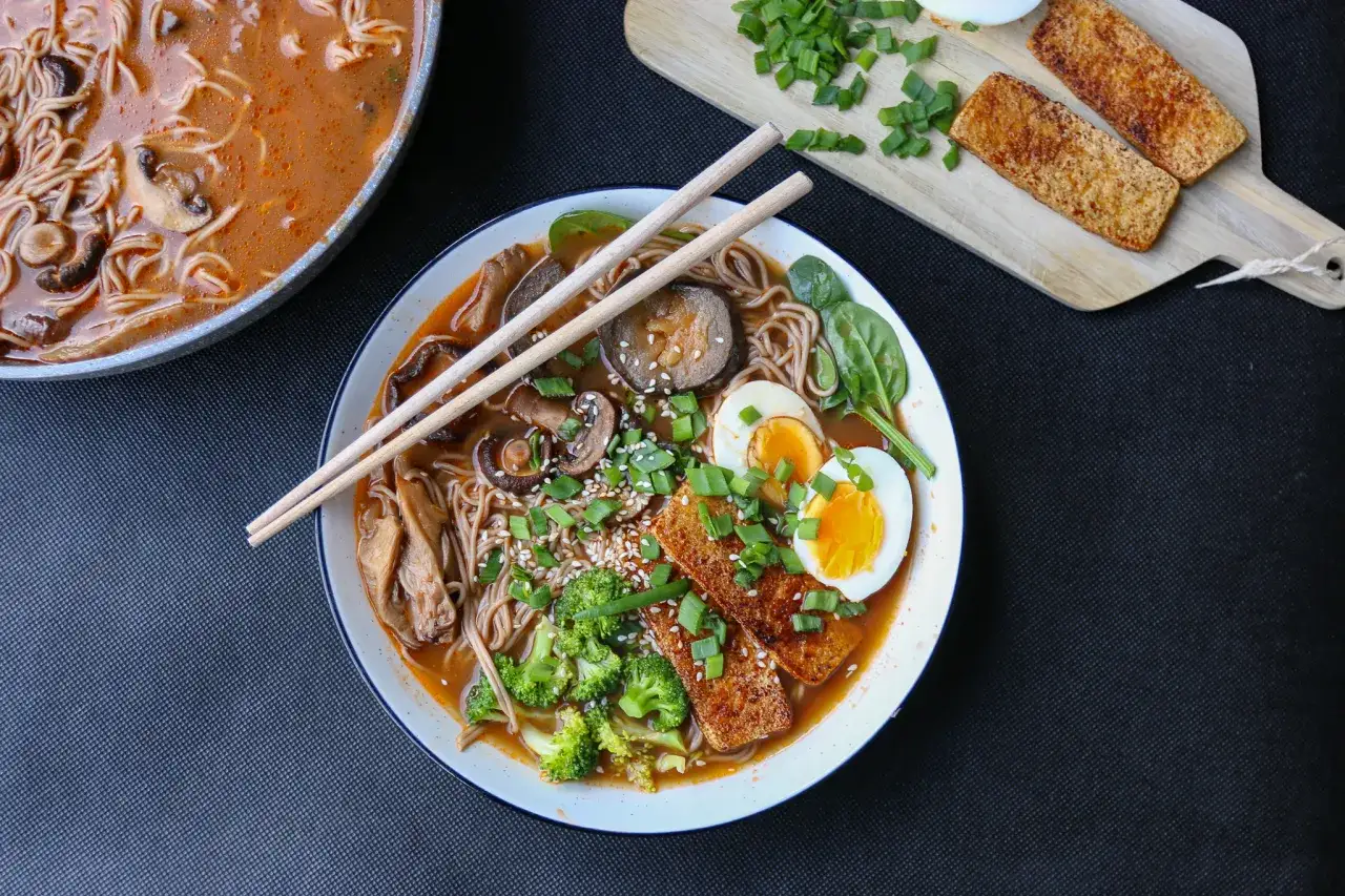 składniki na wegetariański ramen flat lay