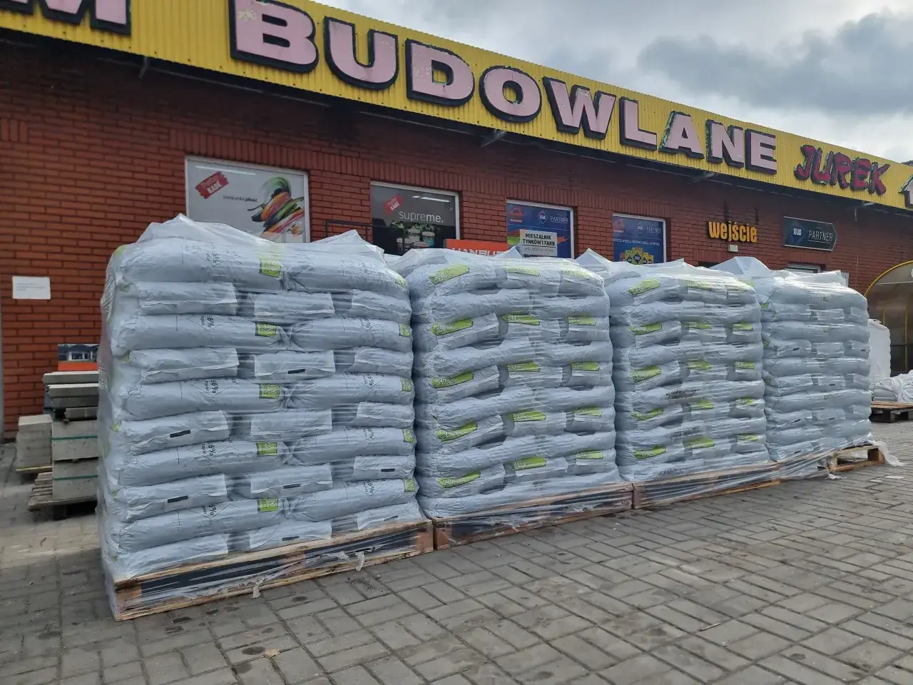 Stosy worków z ekogroszkiem przed sklepem budowlanym. Czy samorządy będą sprzedawać ekogroszek?