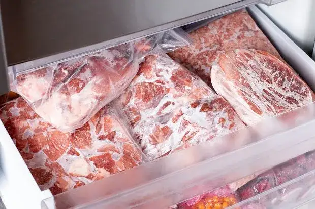 zamrożone warzywa w pojemnikach, zamrożone mięso w opakowaniu