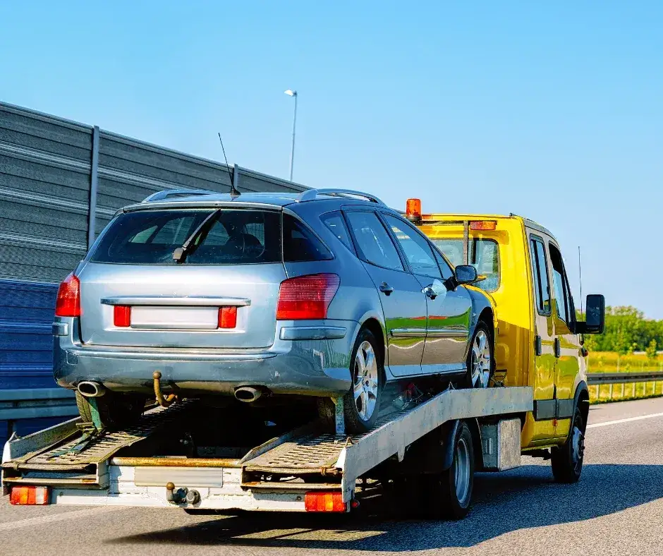 samochód na lawecie z platformą
