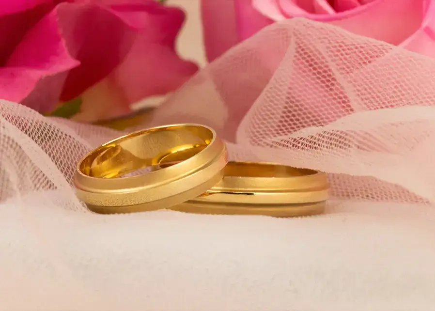 Jubiler powiększający obrączkę