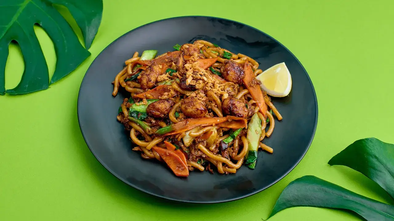 Pyszny Pad Thai przepis na talerzu: makaron, warzywa, mięso i chrupiąca posypka. Idealny na szybki obiad.
