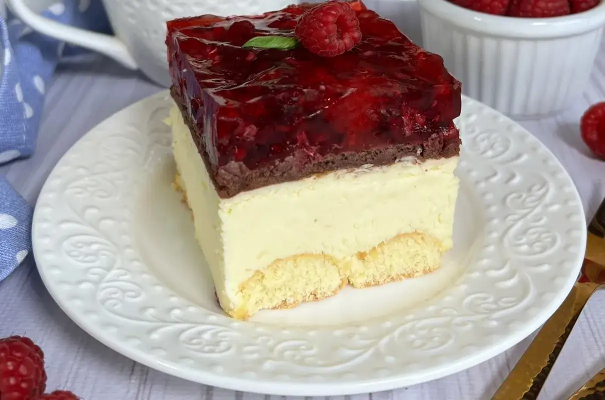 Sernik z wiaderka na biszkoptach z galaretką malinową. Pyszny deser, który łatwo zrobić!