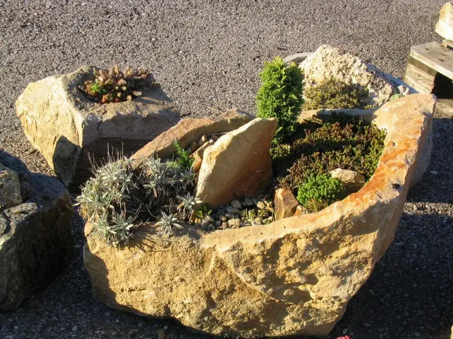 kwietnik z kamienia polnego aranżacje