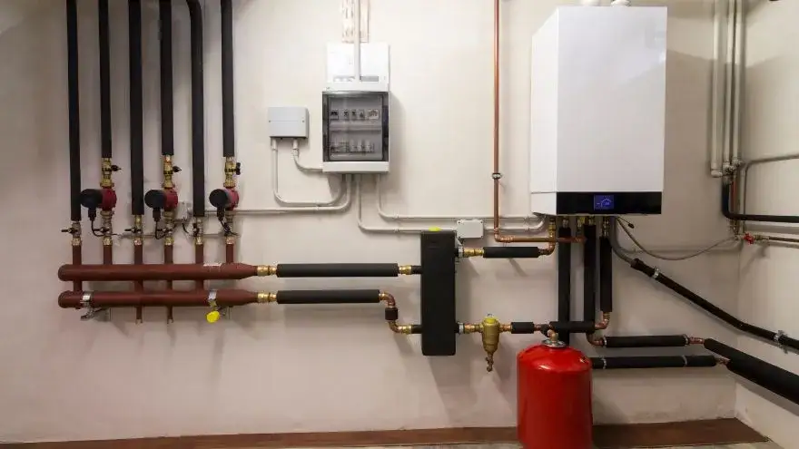 izolacja rur wełną mineralną w kotłowni