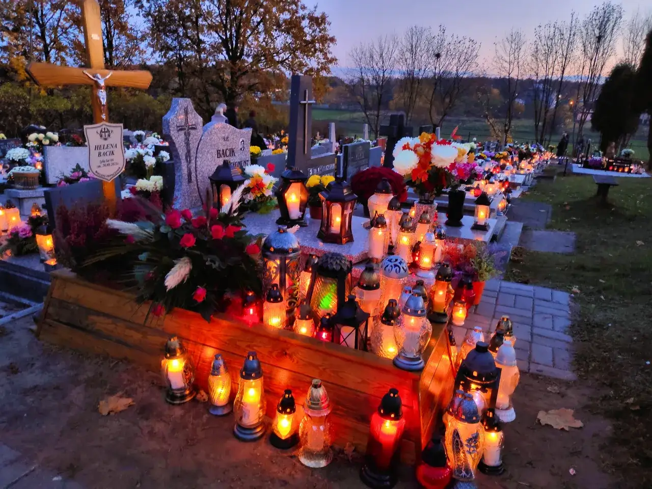 Znicze na grobie w Dzień Wszystkich Świętych
