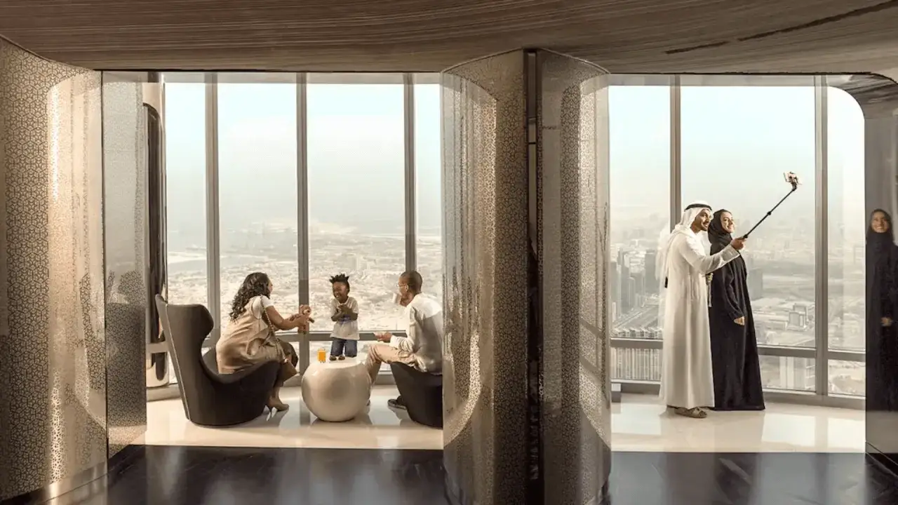 Rodzina i para robiąca selfie na tle panoramy miasta z najwyższego budynku świata. Czy wiesz, ile metrów ma najwyższy budynek świata?