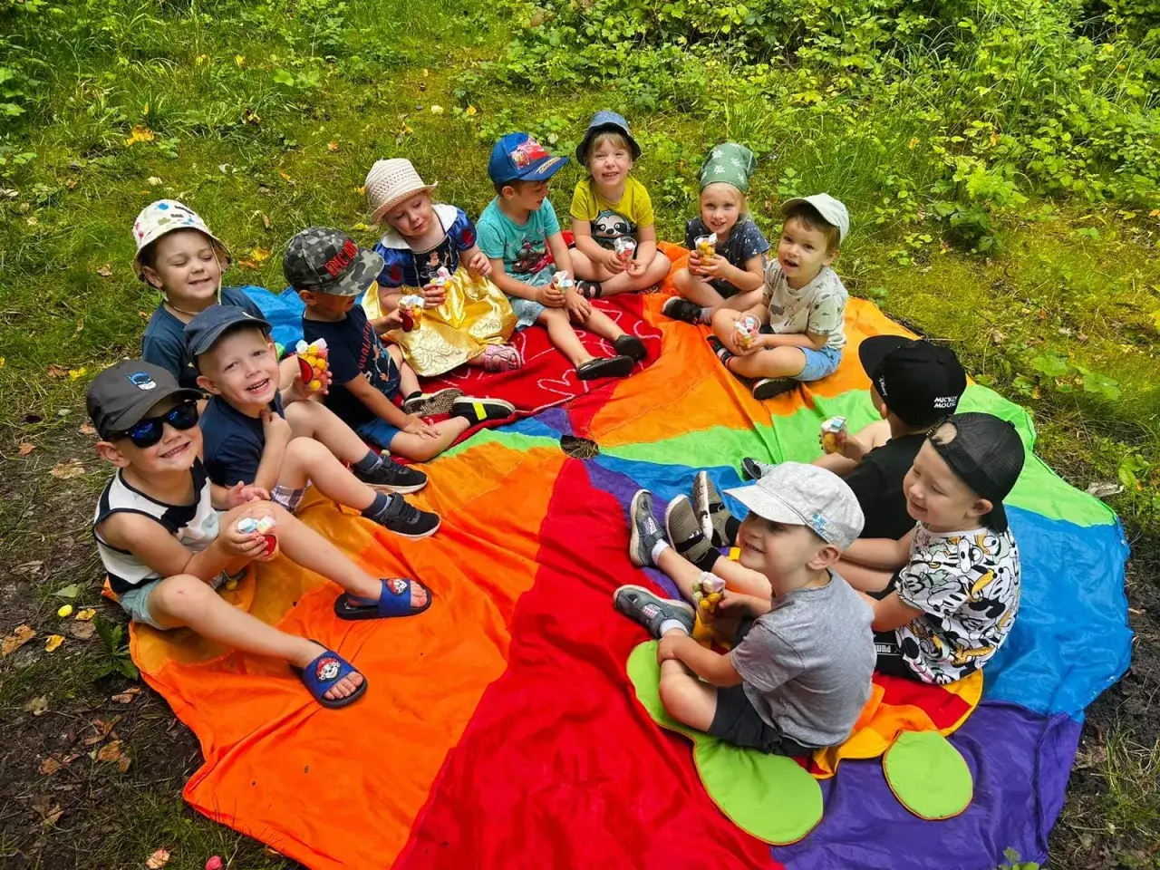 szczęśliwe dzieci bawiące się w żłobku