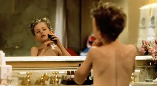 Kevin sam w domu scena z lustrem