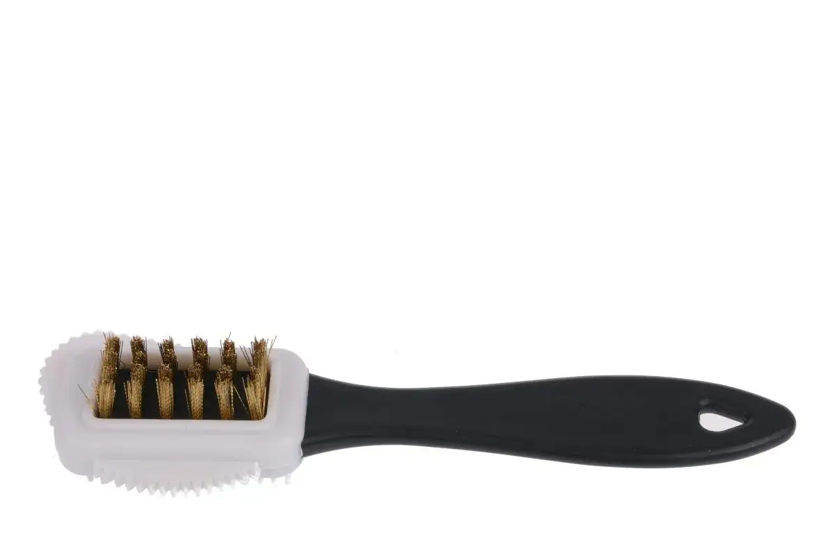 czyszczenie zamszowych butów szczotką