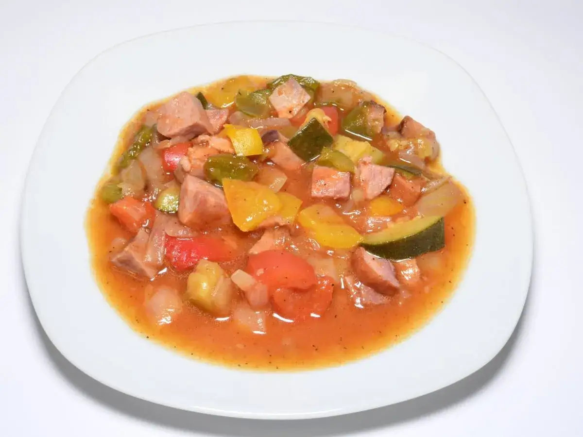 Gulasz warzywny z kiełbasą i papryką – świetny pomysł, co można ugotować na obiad.