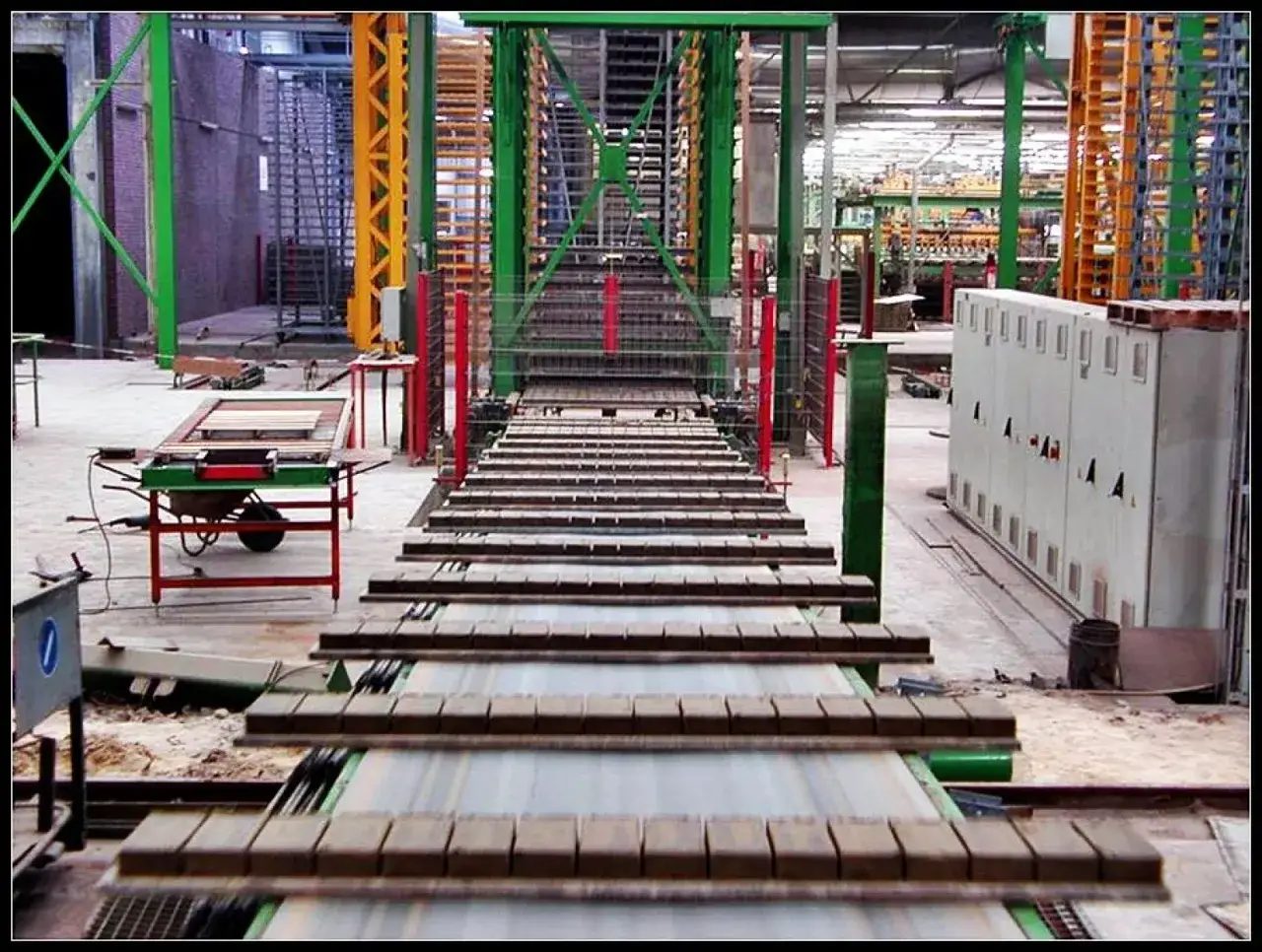 Zdjęcie Jakie materiały wykorzystuje się do produkcji cegły i ich właściwości