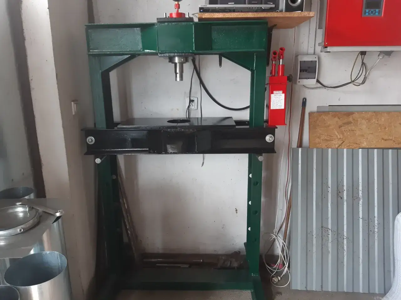 Zdjęcie Jak zrobić prasę hydrauliczną z lewarka - prosta budowa i bezpieczeństwo