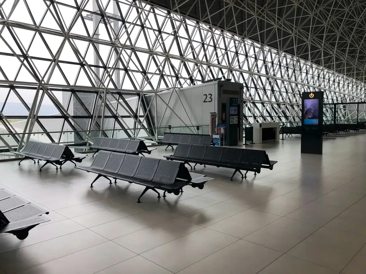 Zdjęcie Który gate na lotnisku? Jak szybko znaleźć odpowiednią bramkę?