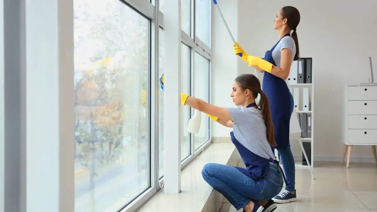 Zdjęcie Jak myć okna na wysokości: 5 bezpiecznych i skutecznych metod