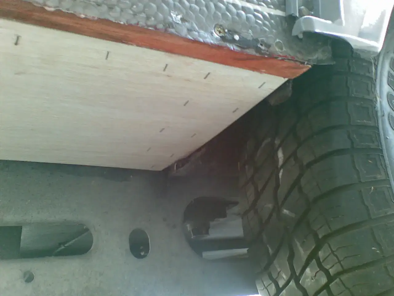Zdjęcie Jak wzmocnić podłogę w przyczepie kempingowej, aby uniknąć kosztownych napraw
