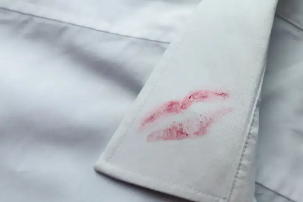 Zdjęcie Skuteczne sposoby na usunięcie szminki z ubrań – uniknij trwałych plam!