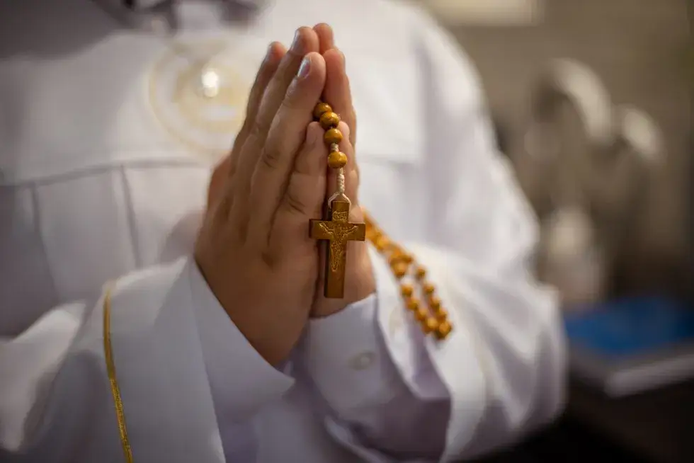 Zdjęcie W jakim wieku komunia? Odkryj, kiedy Twoje dziecko przystępuje