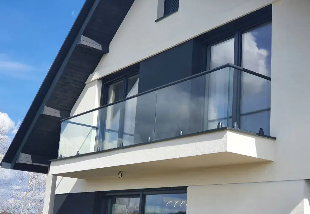 Zdjęcie Balustrada szklana na balkon: montaż, zalety i inspiracje