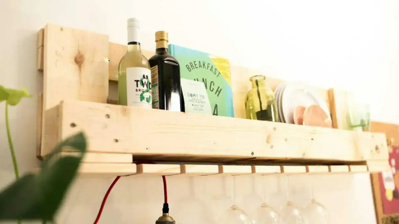 Zdjęcie Jak zrobić regał na wino - proste sposoby na wyjątkowy projekt DIY