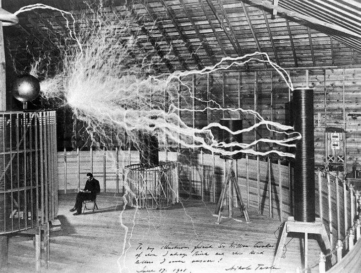 Zdjęcie Kto wynalazł żarówkę Tesla? Prawda o Edisonie i Tesli