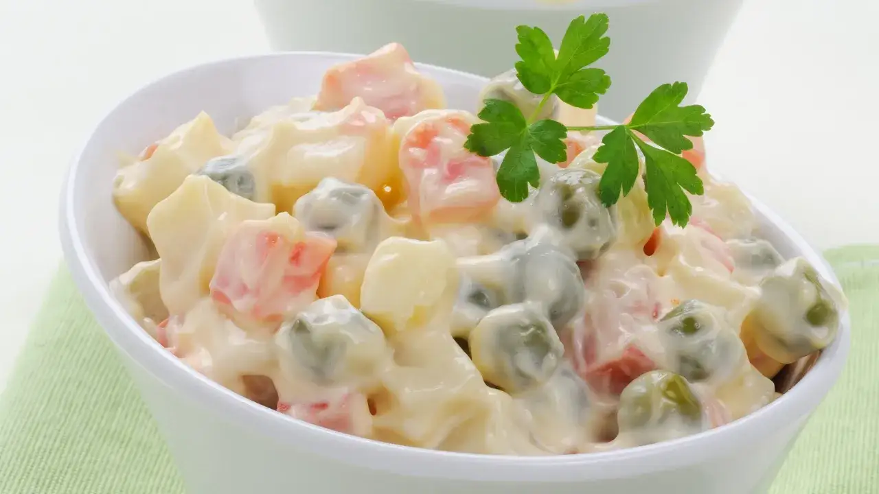 Zdjęcie Czy sałatka jarzynowa jest zdrowa? Sprawdź jej ukryte zagrożenia