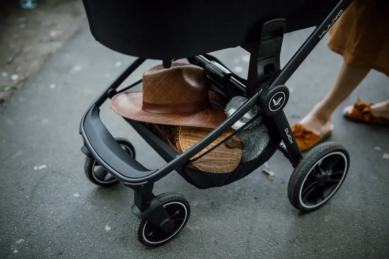 Zdjęcie Jak przewieźć wózek dziecięcy samolotem bez stresu i problemów