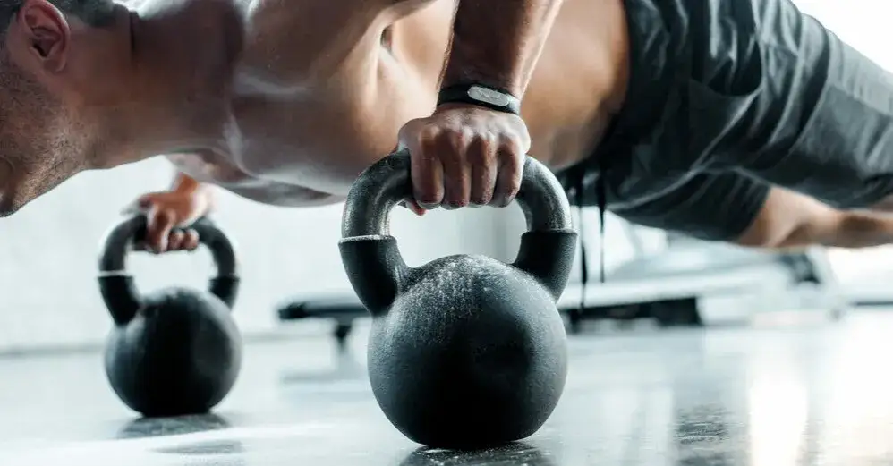 Zdjęcie Jak połączyć crossfit z siłownią i uniknąć przetrenowania?