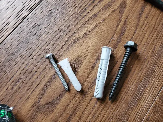 Zdjęcie Jakie kołki do cegły wybrać, aby uniknąć problemów z montażem?